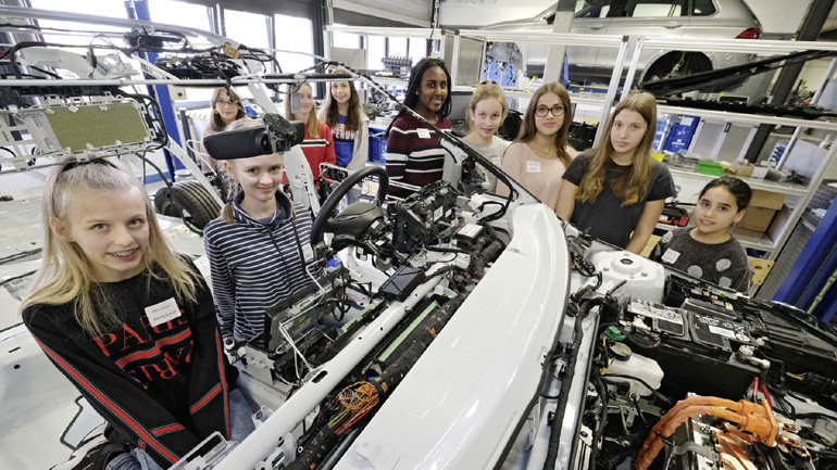 Η VW κάλεσε μαθήτριες να γνωρίσουν τον κόσμο του αυτοκινήτου